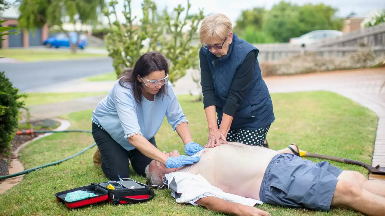 How can you survive a sudden cardiac arrest alone?